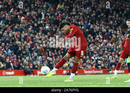 Liverpool, Royaume-Uni. 30Th Oct, 2019. Alex Oxlade-Chamberlain de Liverpool tire et marque son 3e but des équipes. Carabao tasse tasse, EFL Journée 4 match, Liverpool v Arsenal à Anfield Stadium à Liverpool le mercredi 30 octobre 2019. Cette image ne peut être utilisé qu'à des fins rédactionnelles. Usage éditorial uniquement, licence requise pour un usage commercial. Aucune utilisation de pari, de jeux ou d'un seul club/ligue/dvd publications. Photos par Chris Stading/Andrew Orchard la photographie de sport/Alamy live news Crédit : Andrew Orchard la photographie de sport/Alamy Live News Banque D'Images