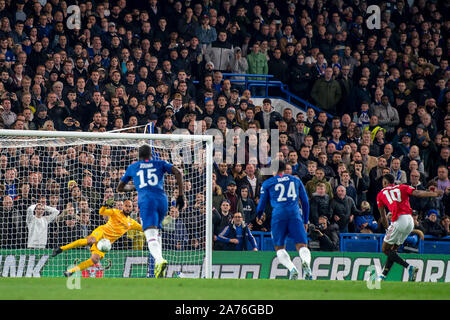 Londres, Royaume-Uni. 30Th Oct, 2019. Marcus Rashford de scores de Manchester United le premier but avec une pénalité au cours de la ronde de la Coupe du carabao EFL 16 match entre Chelsea et Manchester United à Stamford Bridge, Londres, Angleterre. Photo par Salvio Calabrese. Usage éditorial uniquement, licence requise pour un usage commercial. Aucune utilisation de pari, de jeux ou d'un seul club/ligue/dvd publications. Credit : UK Sports Photos Ltd/Alamy Live News Banque D'Images