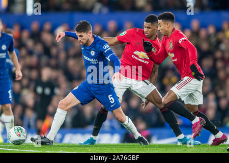 Londres, Royaume-Uni. 30Th Oct, 2019. Jorginho de Chelsea lutte pour le ballon pendant le cycle de coupe Carabao EFL 16 match entre Chelsea et Manchester United à Stamford Bridge, Londres, Angleterre. Photo par Salvio Calabrese. Usage éditorial uniquement, licence requise pour un usage commercial. Aucune utilisation de pari, de jeux ou d'un seul club/ligue/dvd publications. Credit : UK Sports Photos Ltd/Alamy Live News Banque D'Images