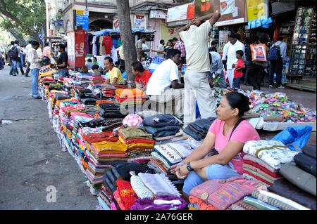 Mumbai, Maharashtra, Inde, Asie du Sud-Est - côté rue vendeur de vendre des vêtements chauds d'hiver fait main dans la boutique de fortune sur une route très fréquentée Banque D'Images