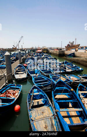 Bateaux de pêche bleu dans le port d'Essaouira, Maroc Banque D'Images