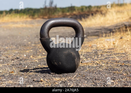Kettlebell sur le terril en été Banque D'Images