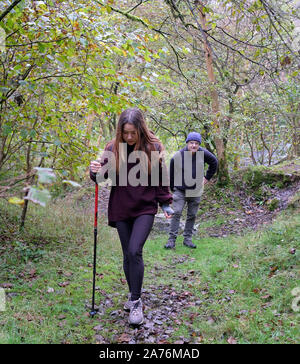 2019 octobre - jeune fille de l'adolescence avec grand-père marchant dans les collines Banque D'Images