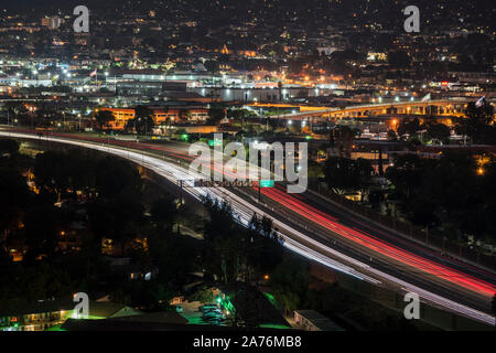 Vue nocturne de la circulation sur l'autoroute 5 au centre-ville de Burbank, près de Los Angeles, Californie. Banque D'Images