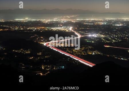 Nuit paysage urbain San Fernando Valley View de Rocky Peak Park dans le comté de Los Angeles, en Californie. Banque D'Images