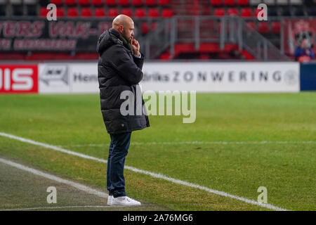 ENSCHEDE, Pays-Bas - le 30 octobre : Stephan Lerch Manager de Vfl Wolfsburg sur la ligne de côté au cours de l'UEFA Women's Champions League match de football entre le FC Twente et Vfl Wolfsburg au De Grolsch Veste (FC Twente Stadium) le 30 octobre 2019 à Enschede, aux Pays-Bas (photo de Daniela Porcelli/SPP) Banque D'Images