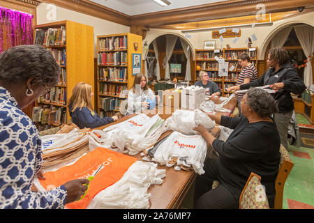 Wyandotte, Michigan - Les femmes font des nattes de couchage pour les sans-abri à partir de sacs en plastique. Le groupe s'appelle Bag Ladies avec une cause. Ils ont coupé les sacs je Banque D'Images