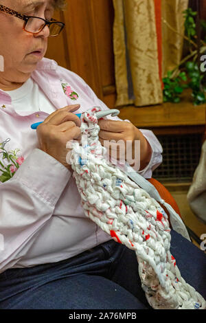 Wyandotte, Michigan - Les femmes font des nattes de couchage pour les sans-abri à partir de sacs en plastique. Le groupe s'appelle Bag Ladies avec une cause. Ils ont coupé les sacs je Banque D'Images