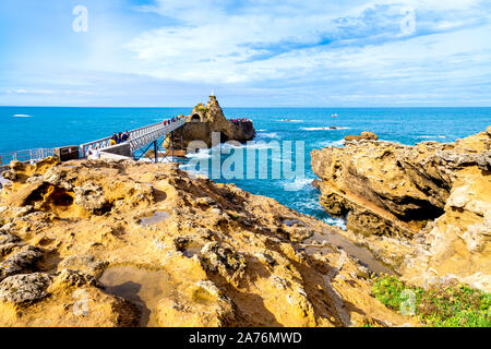 Vue sur la mer et le Rocher de la Vierge, Biarritz, France Banque D'Images