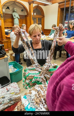 Wyandotte, Michigan - Les femmes font des nattes de couchage pour les sans-abri à partir de sacs en plastique. Le groupe s'appelle Bag Ladies avec une cause. Ils ont coupé les sacs je Banque D'Images