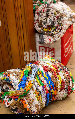 Wyandotte, Michigan - Les femmes font des nattes de couchage pour les sans-abri à partir de sacs en plastique. Le groupe s'appelle Bag Ladies avec une cause. Ils ont coupé les sacs je Banque D'Images