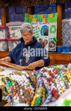 Wyandotte, Michigan - Les femmes font des nattes de couchage pour les sans-abri à partir de sacs en plastique. Le groupe s'appelle Bag Ladies avec une cause. Ils ont coupé les sacs je Banque D'Images