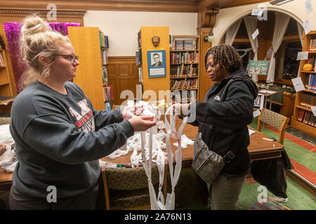 Wyandotte, Michigan - Les femmes font des nattes de couchage pour les sans-abri à partir de sacs en plastique. Le groupe s'appelle Bag Ladies avec une cause. Ils ont coupé les sacs je Banque D'Images