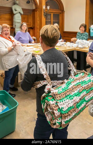 Wyandotte, Michigan - Les femmes font des nattes de couchage pour les sans-abri à partir de sacs en plastique. Le groupe s'appelle Bag Ladies avec une cause. Ils ont coupé les sacs je Banque D'Images