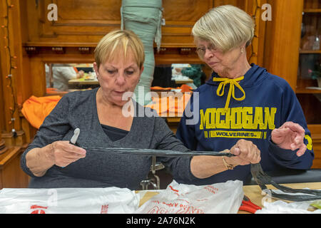 Wyandotte, Michigan - Les femmes font des nattes de couchage pour les sans-abri à partir de sacs en plastique. Le groupe s'appelle Bag Ladies avec une cause. Ils ont coupé les sacs je Banque D'Images