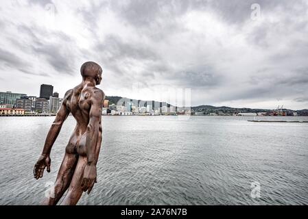 Sculpture de réconfort du vent dans le port, le front de mer de Wellington, Wellington, Île du Nord, Nouvelle-Zélande Banque D'Images