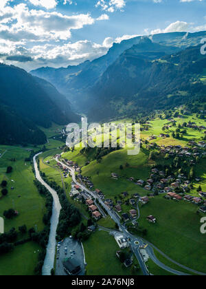 Le soleil brille plus de Swiss village Grindelwald après tempête en été près de Alpes suisses Banque D'Images