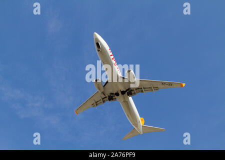 Un Pegasus Airlines Boeing 737-800 dans le ciel juste avant l'atterrissage. Banque D'Images