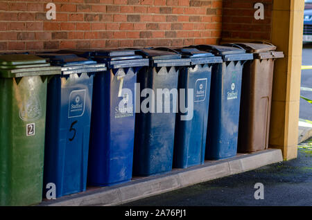 Stone, Staffordshire / Royaume-Uni - 9 novembre 2019 : poubelles avec Stafford Borough Council logo sur elle. Le vert pour les déchets généraux, bleu pour Banque D'Images