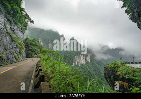 Les virages dangereux sur la route sinueuse de 99 se tourne vers le haut de la montagne Tianmen, parc national de Zhangjiajie, Hunan, Chine Banque D'Images