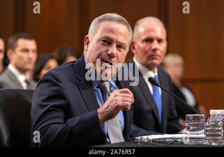 John Hamilton, Vice-président et ingénieur en chef, Boeing Commercial Airplanes, témoigner devant le Sénat des États-Unis, du Commerce, de la science et des transports sur "la sécurité de l'Aviation et de l'avenir de Boeing 737 de MAX' sur la colline du Capitole à Washington , DC le mardi 29 octobre 2019. À la recherche sur à la droite est Dennis Muilenburg, président et chef de la direction, la société Boeing. Credit : Ron Sachs / CNP/MediaPunch (restriction : NO New York ou le New Jersey Journaux ou journaux dans un rayon de 75 km de la ville de New York) Banque D'Images