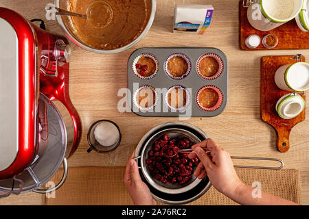 Matières de cerises muffins à muffin en papier Banque D'Images