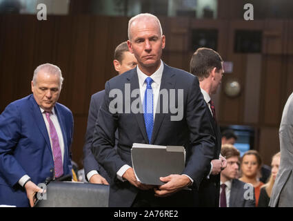 Dennis Muilenburg, président et chef de la direction, la société Boeing partant après lui et John Hamilton, Vice-président et ingénieur en chef, Boeing Commercial Airplanes, a témoigné devant le Sénat des États-Unis, du Commerce, de la science et des transports sur "la sécurité de l'Aviation et de l'avenir de Boeing 737 de MAX' sur la colline du Capitole à Washington , DC le mardi 29 octobre 2019. Credit : Ron Sachs / CNP/MediaPunch (restriction : NO New York ou le New Jersey Journaux ou journaux dans un rayon de 75 km de la ville de New York) Banque D'Images