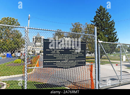 L'ancien reformatoire de l'État de l'Ohio à Mansfield, Ohio, États-Unis signalisation concernant les horaires/jours de la saison de visite est ouvert aux touristes. Banque D'Images