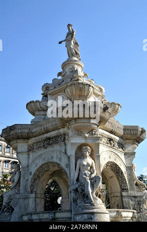 Mumbai, Inde- libre de la déesse romaine la fontaine Flora a été faite en Angleterre, en pierre de Portland. Hutatma Chowk monument du patrimoine mondial situé à Fort Banque D'Images