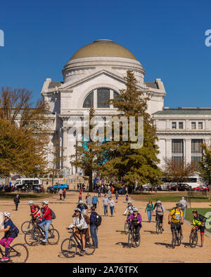 WASHINGTON, DC, USA - les gens sur le vélo en face de Smithsonian National Museum of Natural History. Banque D'Images
