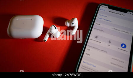 Paris, France - Oct 30, 2019 : les nouveaux ordinateurs Apple AirPods Pro casque avec suppression du bruit active pour un son enveloppant et le chargeur à côté de l'iPhone 11 Banque D'Images