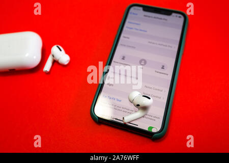 Paris, France - Oct 30, 2019 : les écouteurs sur le nouvel iPhone 11 pro - ew ordinateurs Apple AirPods Pro casque avec suppression du bruit active pour un son enveloppant Banque D'Images