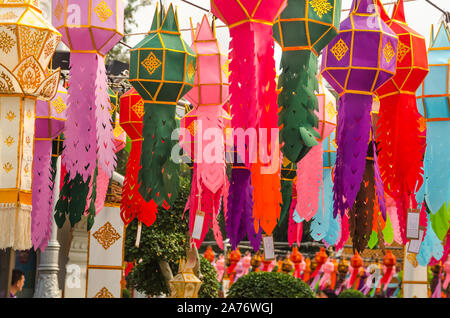 BANGKOK, THAÏLANDE - le 22 décembre 2018 : lanterne de papier colorés traditionnels et de décoration rideau en Wat Benchamabophit, temple du Bouddha de Bangkok. Banque D'Images