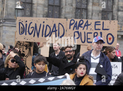 Les membres de la communauté chilienne de protester contre la Place du Dam le 26 octobre 2019 à Amsterdam, Pays-Bas. Le président Sebastian Piñera a annoncé des mesures Banque D'Images