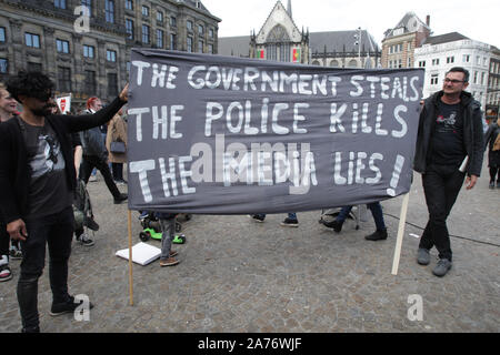 Les membres de la communauté chilienne de protester contre la Place du Dam le 26 octobre 2019 à Amsterdam, Pays-Bas. Le président Sebastian Piñera a annoncé des mesures Banque D'Images