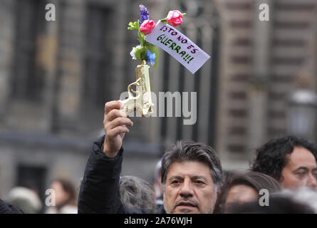 Les membres de la communauté chilienne de protester contre la Place du Dam le 26 octobre 2019 à Amsterdam, Pays-Bas. Le président Sebastian Piñera a annoncé des mesures Banque D'Images