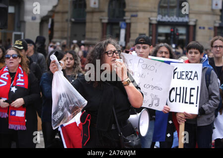 Les membres de la communauté chilienne de protester contre la Place du Dam le 26 octobre 2019 à Amsterdam, Pays-Bas. Le président Sebastian Piñera a annoncé des mesures Banque D'Images