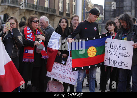 Les membres de la communauté chilienne de protester contre la Place du Dam le 26 octobre 2019 à Amsterdam, Pays-Bas. Le président Sebastian Piñera a annoncé des mesures Banque D'Images