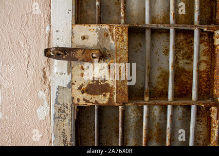 Prison rouillée ou porte de prison avec barres rouillées Banque D'Images