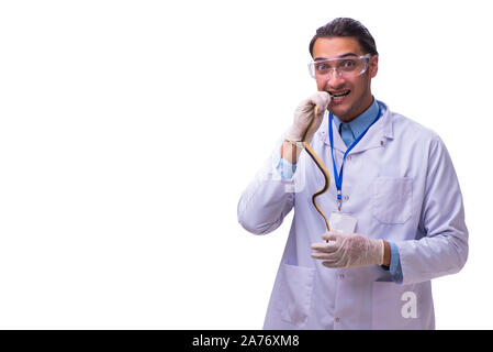 Le jeune homme avec snake zoologiste isolated on white Banque D'Images