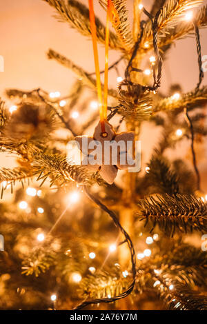 Arbre de Noël décoré avec des biscuits au gingembre et Garland Banque D'Images