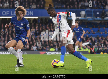 Londres, ANGLETERRE - 4 novembre, 2018 : David Luiz de Chelsea (L) et Wilfried Zaha de Palace (R) présenté au cours de la Premier League 2018/19 match entre Chelsea FC et Crystal Palace FC à Stamford Bridge. Banque D'Images