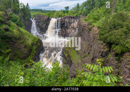 Chutes de haut de la rivière Pigeon. Minnesota-Canada frontière. Grand Portage State Park, MN, USA, par Dominique Braud/Dembinsky Assoc Photo Banque D'Images