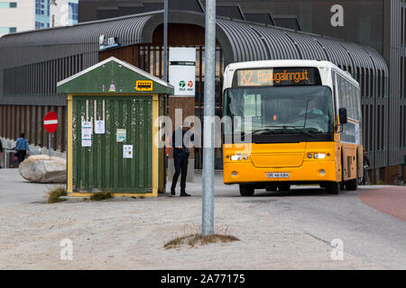 Arrêt de bus en bois dans le centre-ville de Nuuk. Banque D'Images