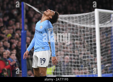 Londres, Angleterre - le 8 décembre 2018 : Leroy Sane de nouveau envahis la photo Ville 2018/19 Premier League match entre Chelsea et Manchester City à Stamford Bridge. Banque D'Images