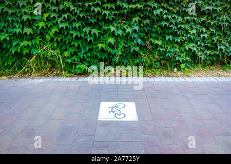 Voie cyclable séparée de trafic avec signal. Banque D'Images