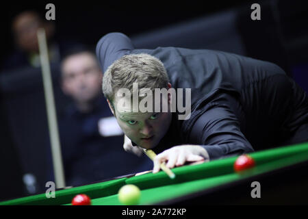 Shaun Murphy de l'Angleterre joue un shot à Alan McManus d'Écosse à la première ronde de 2019 World Ouvrir dans Yushan county, Shanrao ville, est de la Chine dans la province de Jiangxi, du 28 octobre 2019. Alan McManus d'Écosse a été défait par Shaun Murphy de l'Angleterre avec 2-5 à la première ronde de 2019 World Ouvrir dans Yushan county, Shanrao ville, est de la Chine dans la province de Jiangxi, du 28 octobre 2019. Banque D'Images