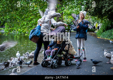 La mère et les filles,famille, à St Stephen's Green Park, Dublin, Irlande Banque D'Images