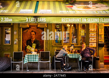 Le célèbre pub le Half-penny Bridge, dans Temple Bar, Dublin, Irlande Banque D'Images