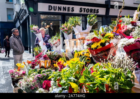 Stand de fleurs, dans Grafton Street, Dublin, Irlande Banque D'Images